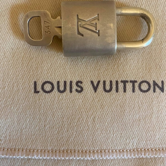 Key 347 AUTHENTIC price FIRM 99 - Picture 4 of 5